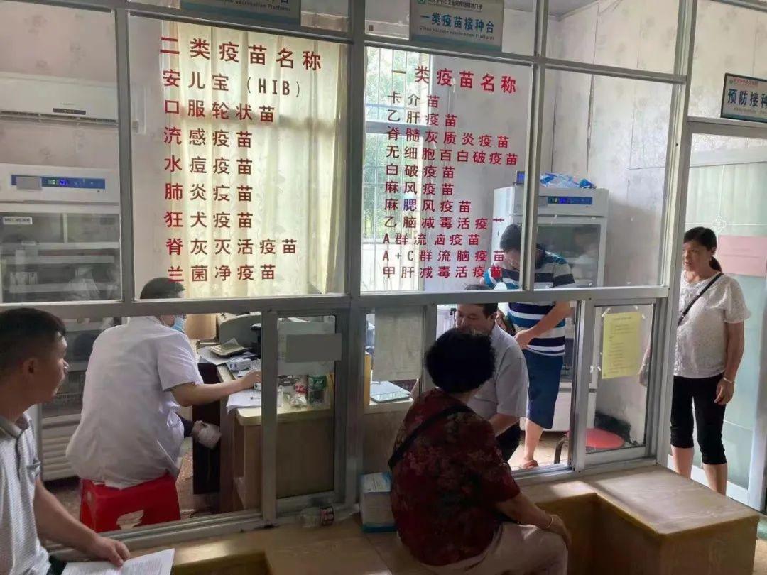 北京生物新冠疫苗，守护健康的金色盾牌—一张图片背后的故事，金色盾牌，北京生物新冠疫苗——守护健康的图片故事